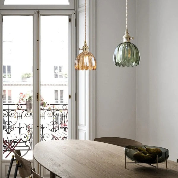 FloraLume: Pendelleuchte mit elegantem, blütenförmigem Glasschirm