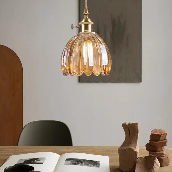 FloraLume: Pendelleuchte mit elegantem, blütenförmigem Glasschirm