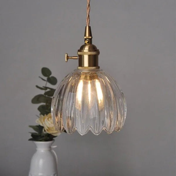 FloraLume: Pendelleuchte mit elegantem, blütenförmigem Glasschirm