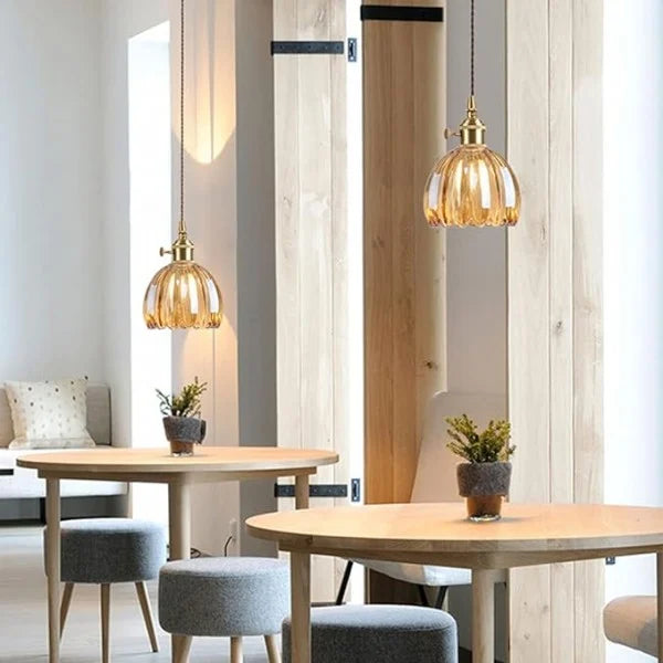 FloraLume: Pendelleuchte mit elegantem, blütenförmigem Glasschirm