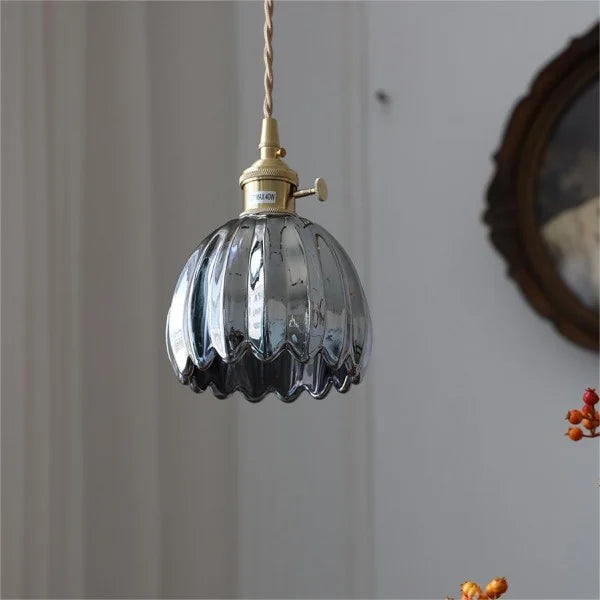 FloraLume: Pendelleuchte mit elegantem, blütenförmigem Glasschirm