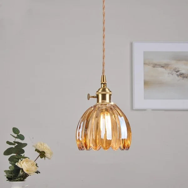 FloraLume: Pendelleuchte mit elegantem, blütenförmigem Glasschirm