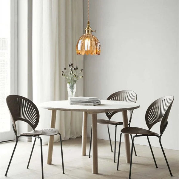 FloraLume: Pendelleuchte mit elegantem, blütenförmigem Glasschirm