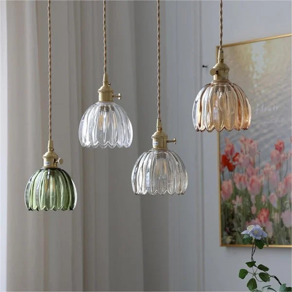 FloraLume: Pendelleuchte mit elegantem, blütenförmigem Glasschirm