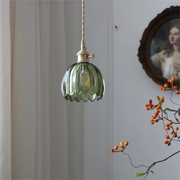 FloraLume: Pendelleuchte mit elegantem, blütenförmigem Glasschirm