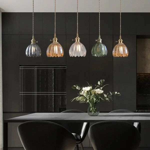 FloraLume: Pendelleuchte mit elegantem, blütenförmigem Glasschirm