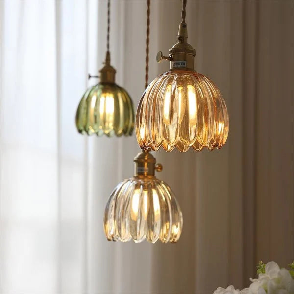 FloraLume: Pendelleuchte mit elegantem, blütenförmigem Glasschirm