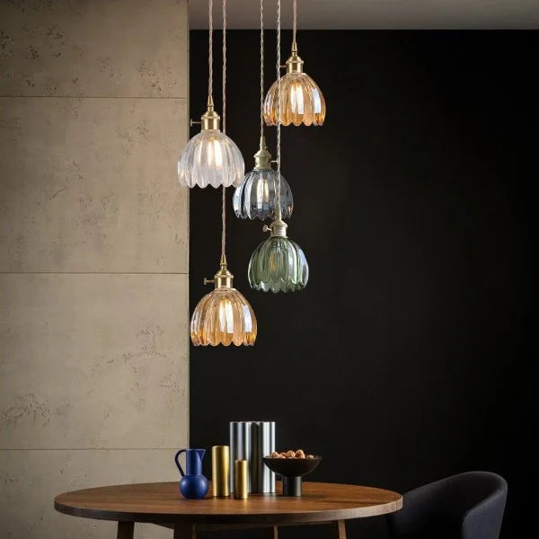 FloraLume: Pendelleuchte mit elegantem, blütenförmigem Glasschirm