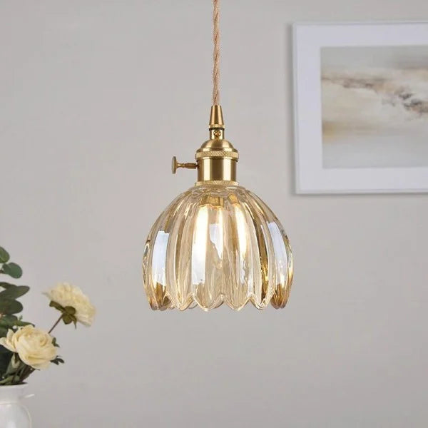 FloraLume: Pendelleuchte mit elegantem, blütenförmigem Glasschirm