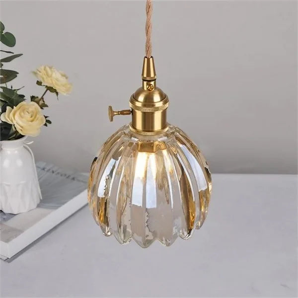 FloraLume: Pendelleuchte mit elegantem, blütenförmigem Glasschirm