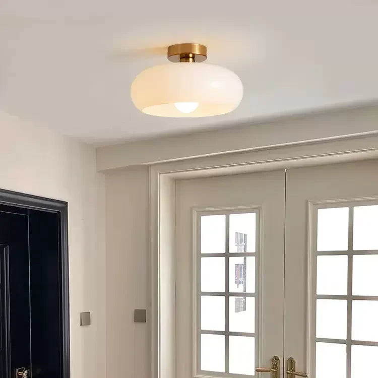 GlanzSphäre: Runde Deckenleuchte mit warm getöntem Glas