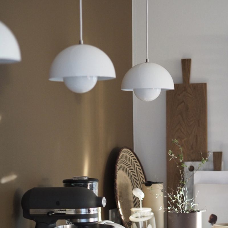 GlowOrb: Schwebende Pendelleuchte im eleganten Kugel-Design