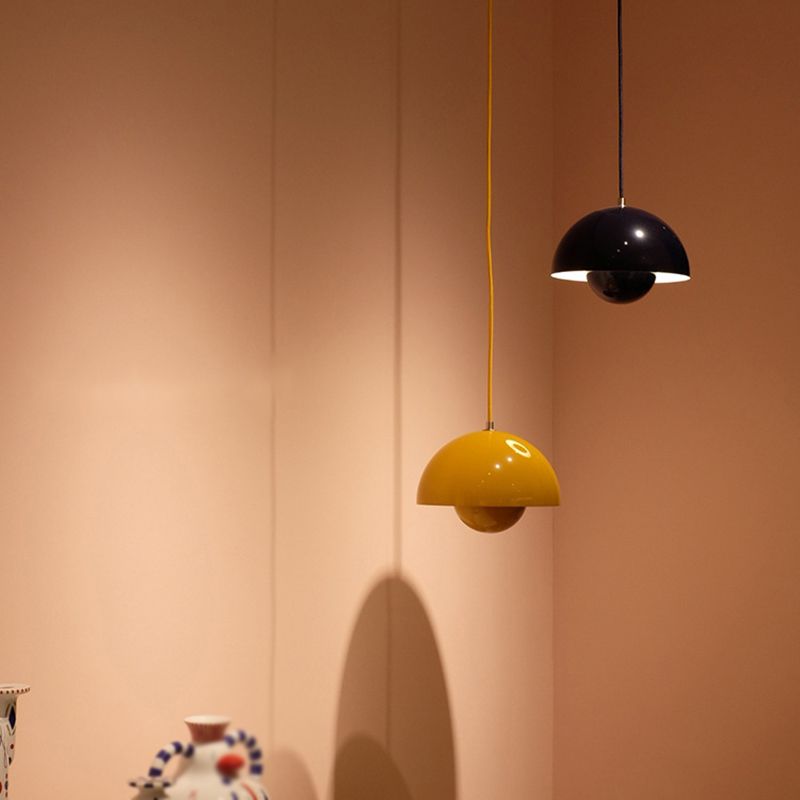 GlowOrb: Schwebende Pendelleuchte im eleganten Kugel-Design