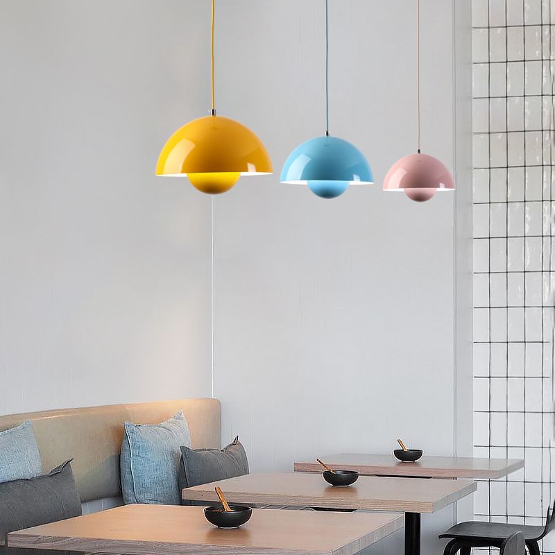 GlowOrb: Schwebende Pendelleuchte im eleganten Kugel-Design