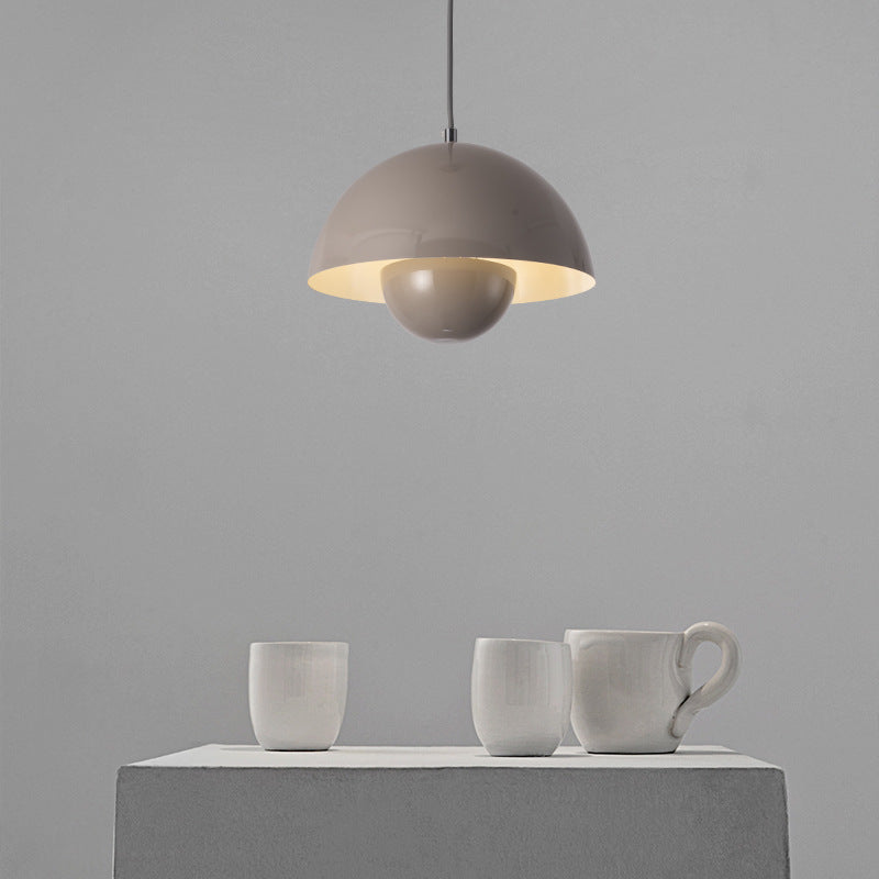 GlowOrb: Schwebende Pendelleuchte im eleganten Kugel-Design