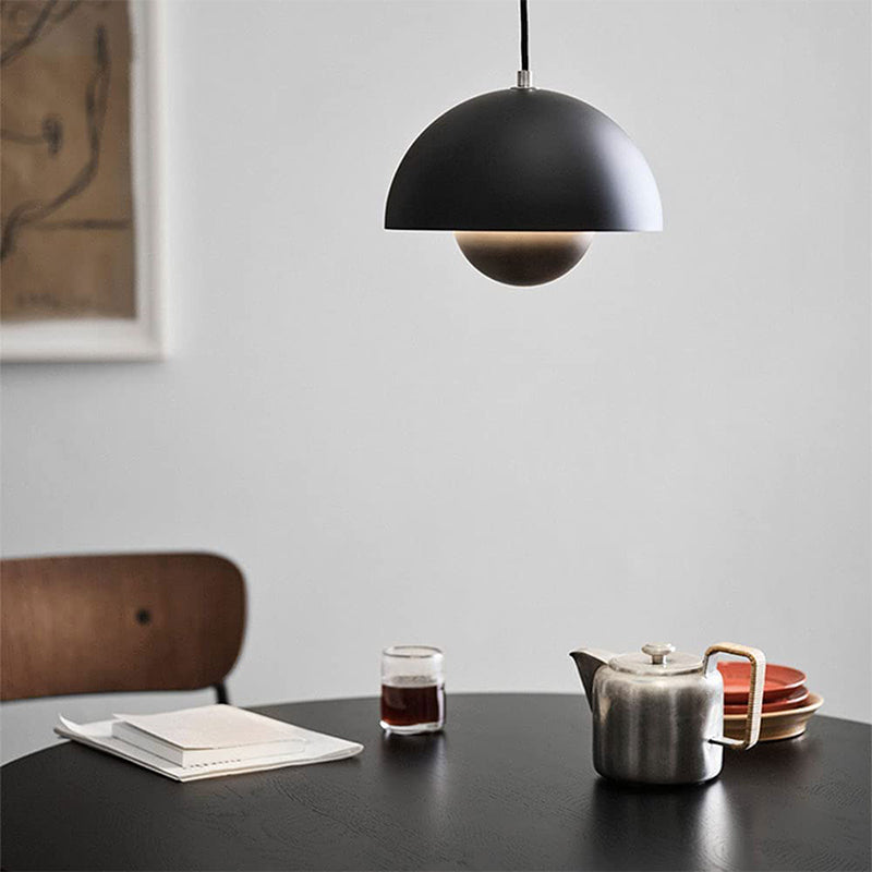 GlowOrb: Schwebende Pendelleuchte im eleganten Kugel-Design