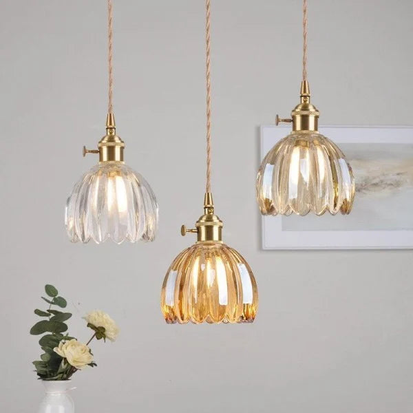 FloraLume: Pendelleuchte mit elegantem, blütenförmigem Glasschirm