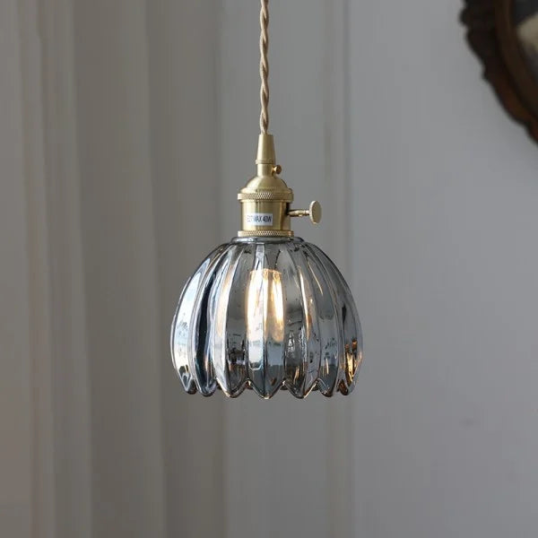 FloraLume: Pendelleuchte mit elegantem, blütenförmigem Glasschirm