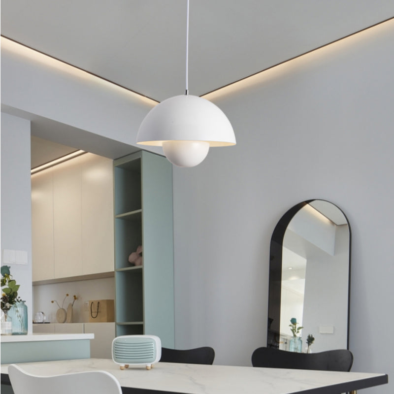 GlowOrb: Schwebende Pendelleuchte im eleganten Kugel-Design