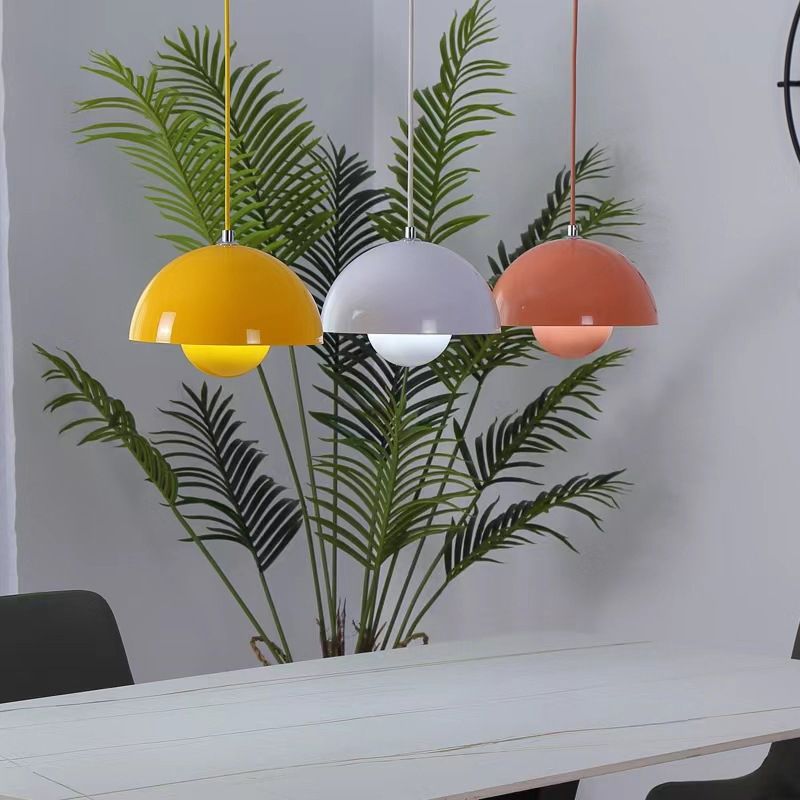 GlowOrb: Schwebende Pendelleuchte im eleganten Kugel-Design