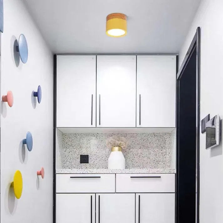 ZentroLicht: Minimalistische LED-Deckenleuchte im Zylinder-Design